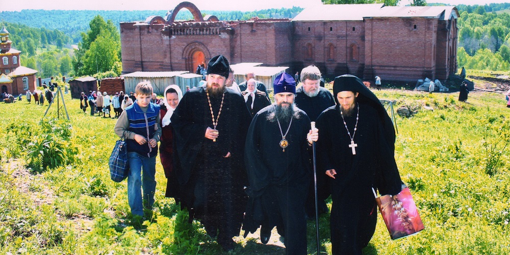 Митрополит и игумен монастыря обсуждают ход строительства монастыря.