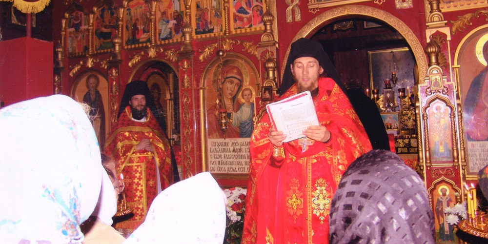 Игумен Варлаам читает "Огласительное слово на Пасху" святителя Иоанна Златоуста.